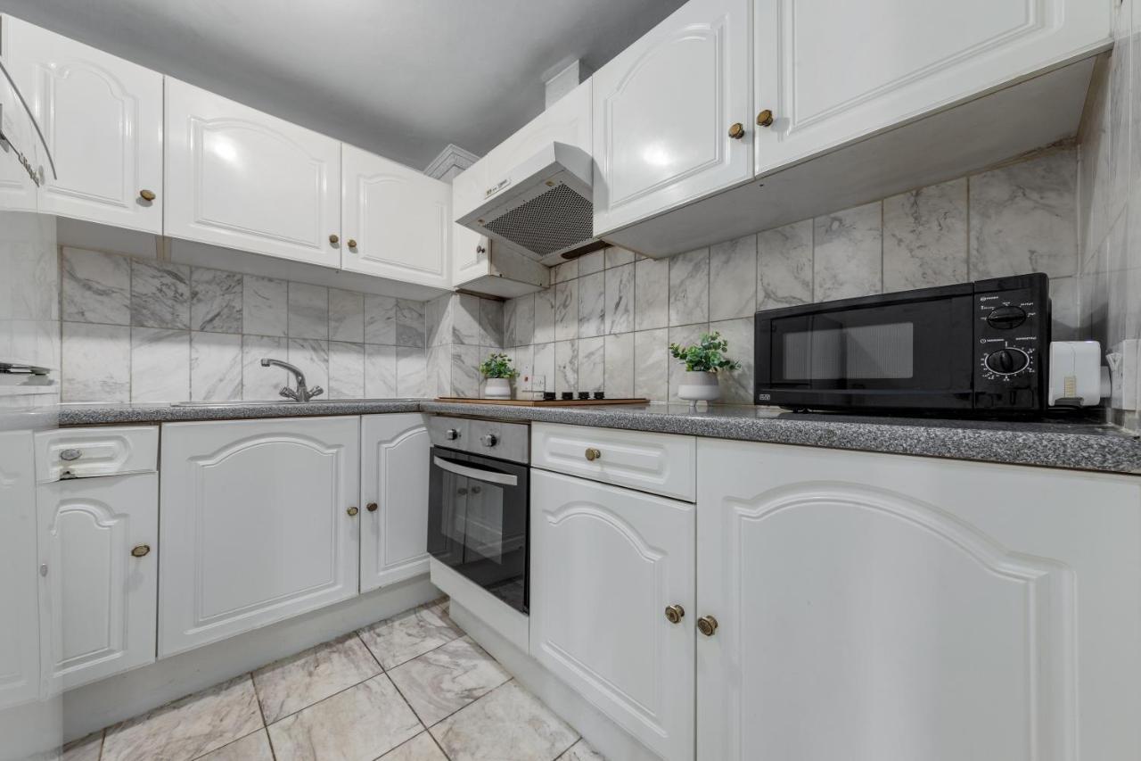 Flat In Baker Street Apartment *